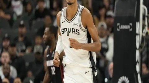 大乐透期号专家推荐：巴西14胜10后，更衣室危机显现